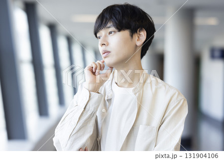 考える若い男性 131904106