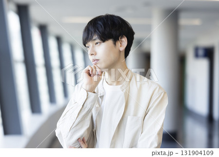考える若い男性 131904109