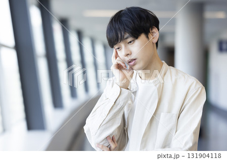 考える若い男性 131904118