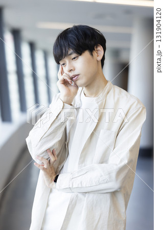 考える若い男性 131904120