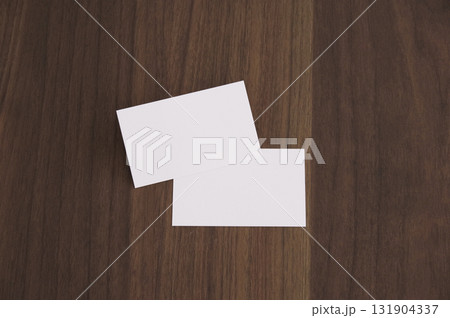 白いカードとブラウン背景20 131904337