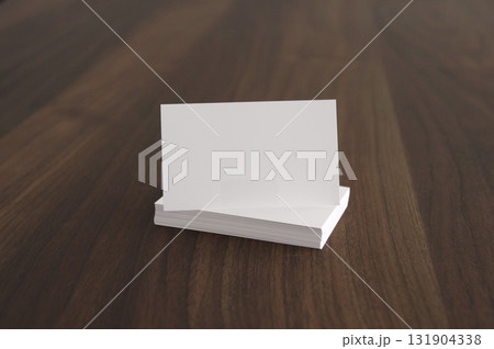 白いカードとブラウン背景20 131904338
