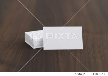 白いカードとブラウン背景20 白いカードとブラウン背景20 131904344