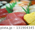 新鮮なお寿司の盛り合わせ 131904345