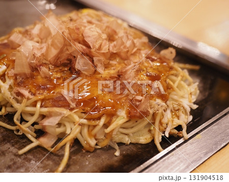 鉄板モダン焼きのアップ 鉄板モダン焼きのアップ 131904518