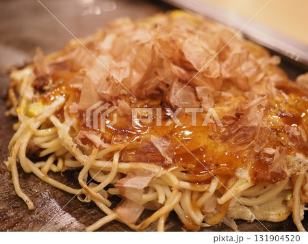 鉄板モダン焼きのアップ 131904520
