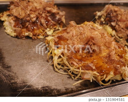 鉄板の上のお好み焼き3枚 鉄板の上のお好み焼き3枚 131904581