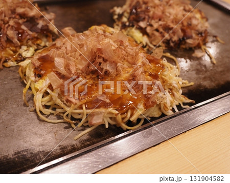 鉄板の上のお好み焼き3枚 131904582