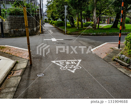 交差点での自転車一時停止の路面標示 131904688