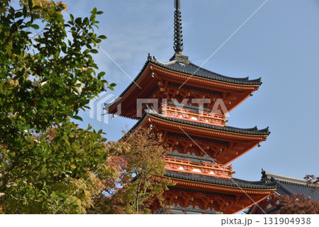 秋の清水寺　三重塔(京都市東山区) 131904938