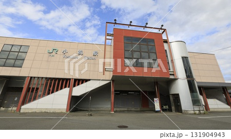 JR横浜線の小机駅駅舎、南口でエレベーターが設置されている 131904943