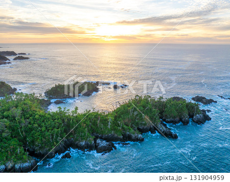 龍舞崎の日出（宮城県 気仙沼大島） 131904959
