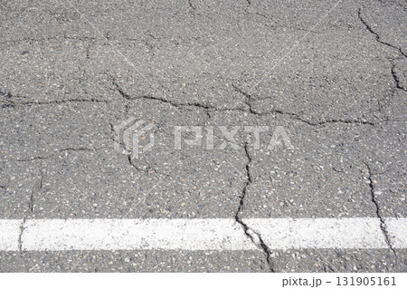 ひび割れたアスファルト02 131905161