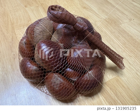 ツヤツヤの栗_秋の味覚_笠間の栗 ツヤツヤの栗_秋の味覚_笠間の栗 131905235