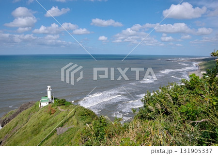 新潟県角田山の灯台コース登山道から見る角田岬灯台と日本海の風景 新潟県角田山の灯台コース登山道から見る角田岬灯台と日本海の風景 131905337