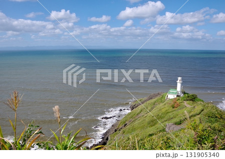 新潟県角田山の灯台コース登山道から見る角田岬灯台と日本海の風景 131905340