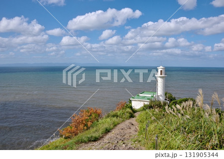 新潟県角田山の灯台コース登山道から見る角田岬灯台と日本海の風景 新潟県角田山の灯台コース登山道から見る角田岬灯台と日本海の風景 131905344