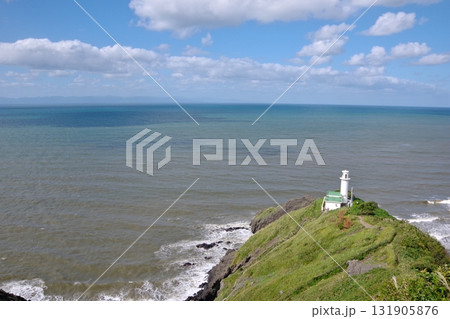 新潟県角田山の灯台コース登山道から見る角田岬灯台と日本海の風景 131905876