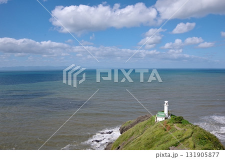 新潟県角田山の灯台コース登山道から見る角田岬灯台と日本海の風景 131905877