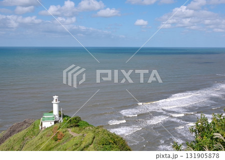 新潟県角田山の灯台コース登山道から見る角田岬灯台と日本海の風景 131905878