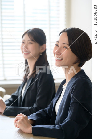 オフィスで仕事をする2人の女性 131906683