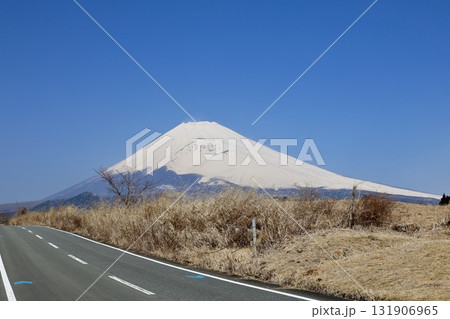 富士裾野ビクトリーロードから望む、冠雪した富士山 131906965
