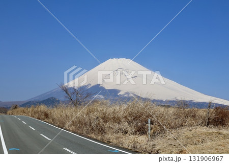 富士裾野ビクトリーロードから望む、冠雪した富士山 131906967