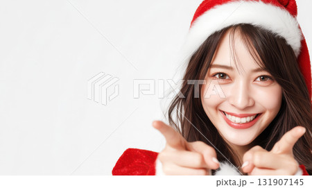 サンタのコスチュームを着て指差す女性 131907145