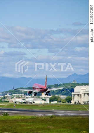 飛び立つ飛行機と小牧山城 飛び立つ飛行機と小牧山城 131907304