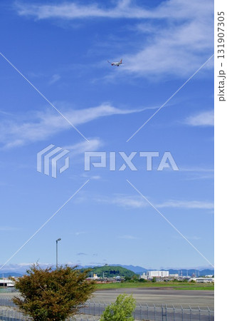 飛び立つ飛行機と小牧山城 飛び立つ飛行機と小牧山城 131907305