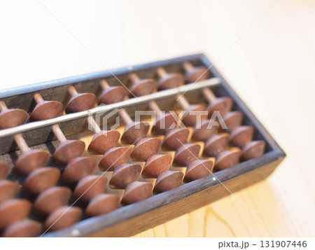 テーブルの上のそろばん テーブルの上のそろばん 131907446