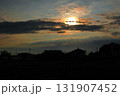 雲の隙間から見える太陽、田園の街並み 131907452