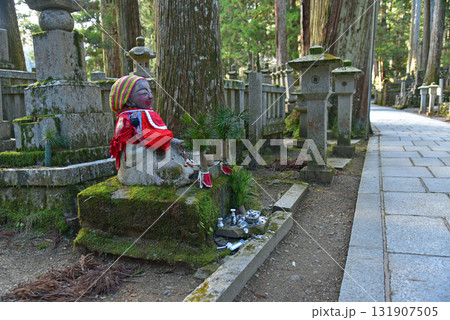高野山奥の院の参道　お化粧地蔵さんのいる風景 131907505