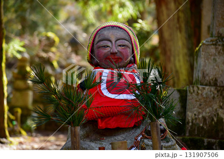 高野山奥の院の参道 お化粧地蔵さんのいる風景 高野山奥の院の参道 お化粧地蔵さんのいる風景 131907506