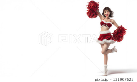 サンタのコスチュームを着て応援するチアリーダー 131907623