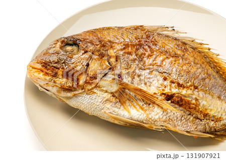 香ばしく焼き上げた鯛の姿焼き 131907921
