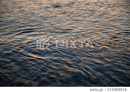 夕焼けの穏やかな波 夕焼けの穏やかな波 131908038