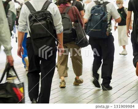 夏の朝の名古屋の金山駅の構内で歩く通勤中の人々の姿	 131909984