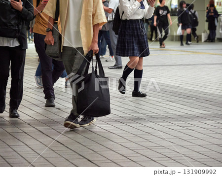 夏の名古屋の金山駅の広場で歩く人々の姿	 131909992