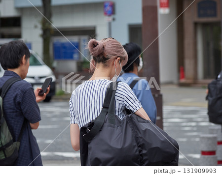 夏の都市の街で信号待ちの若い女性たちの姿 131909993