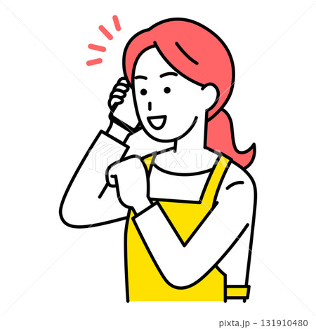 スマートフォンでの通話で喜ぶエプロン姿の女性 スマートフォンでの通話で喜ぶエプロン姿の女性 131910480