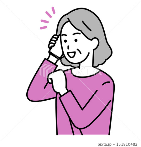 スマートフォンでの通話で喜ぶ年配の女性 131910482