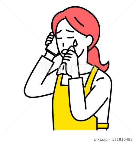 スマートフォンでの通話で泣くエプロン姿の女性 スマートフォンでの通話で泣くエプロン姿の女性 131910483