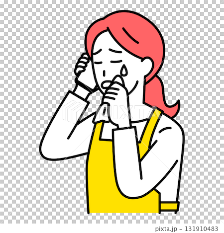 スマートフォンでの通話で泣くエプロン姿の女性 スマートフォンでの通話で泣くエプロン姿の女性 131910483