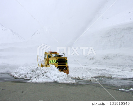 立山有料道路の除雪車 立山有料道路の除雪車 131910549