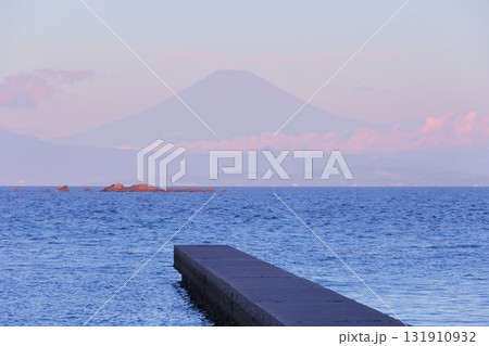 久留和海岸から望む富士山 久留和海岸から望む富士山 131910932