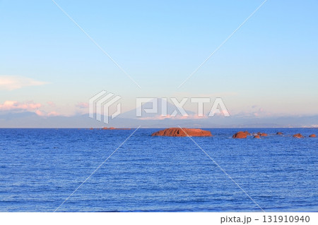 久留和海岸から望む富士山 131910940