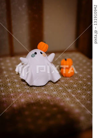 カラフル　ハロウィンおばけとかぼちゃ 131910942