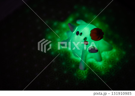 カラフル　ハロウィンおばけとかぼちゃ 131910985