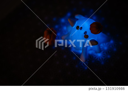 カラフル　ハロウィンおばけとかぼちゃ 131910986